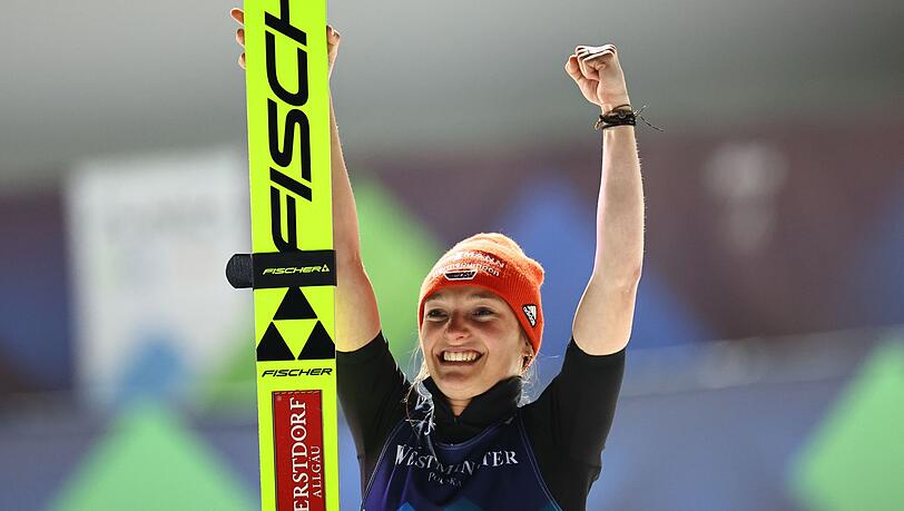 Katharina Althaus jubelt nach ihrem WM-Sieg.