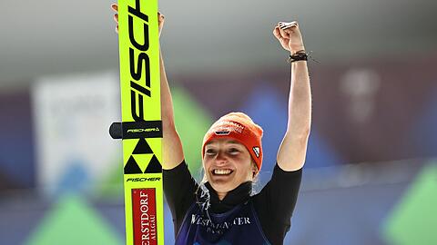 Katharina Althaus jubelt nach ihrem WM-Sieg.
