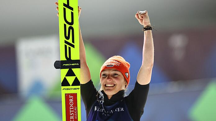 Katharina Althaus jubelt nach ihrem WM-Sieg.
