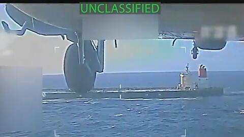 Ein Bild aus einem Video, das zeigen soll, wie ein &Ouml;ltanker von US-Streitkr&auml;ften beschlagnahmt wird. (Archivbild)