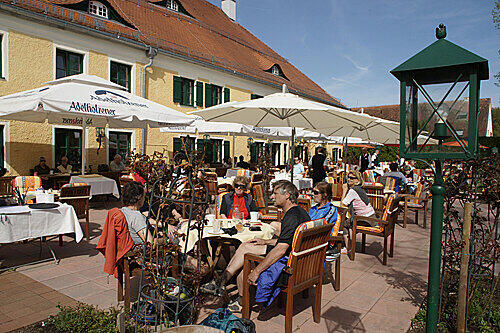 Der Wirtsgarten des Wörnbrunner Forsthauses &ndash; hier geht&rsquo;s gemütlich zu.