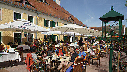 Der Wirtsgarten des Wörnbrunner Forsthauses – hier geht’s gemütlich zu. Der Wirtsgarten des Wörnbrunner Forsthauses – hier geht’s gemütlich zu.