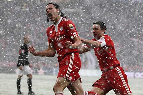 Daniel van Buyten und Mark van Bommel jubeln nach dem 1:0 der Bayern