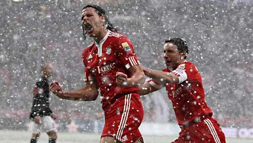 Daniel van Buyten und Mark van Bommel jubeln nach dem 1:0 der Bayern Daniel van Buyten und Mark van Bommel jubeln nach dem 1:0 der Bayern