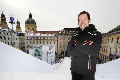Projektleiter Tobias Münch (32) auf der frisch eingeschneiten Piste. Im Hintergrund: der wunderschöne Blick über die Dächer Münchens.