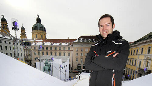Projektleiter Tobias Münch (32) auf der frisch eingeschneiten Piste. Im Hintergrund: der wunderschöne Blick über die Dächer Münchens. Projektleiter Tobias Münch (32) auf der frisch eingeschneiten Piste. Im Hintergrund: der wunderschöne Blick über die Dächer Münchens.