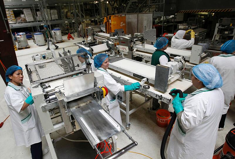 Mitarbeiter von Müller-Brot reinigen im Produktionsgebäude der Müller-Brot GmbH in Neufahrn. Nach jahrelangen Hygieneproblemen hatten die Aufsichtsbehörden die Müller-Brot-Fabrik in Neufahrn bei München Ende Januar 2012 geschlossen. Wenige Wochen später meldete das Unternehmen Insolvenz an.