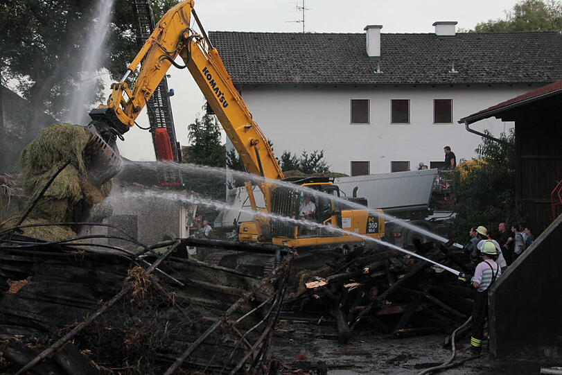 Aufräumarbeiten nach dem Mega-Brand in Heldenstein: Die Feuerwehr kann noch nicht aufatmen und kümmert sich um die Brandruine. Bei dem Feuer ist ein Schaden von etwa einer Million Euro entstanden.