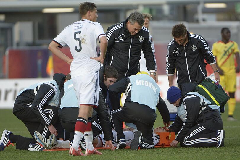 Schmerzhafter Abend für Julian Weigl: Erst muss er verletzt raus, dann scheidet seine U-20 Nationalelf im Elfmeterschießen gegen Mali aus.