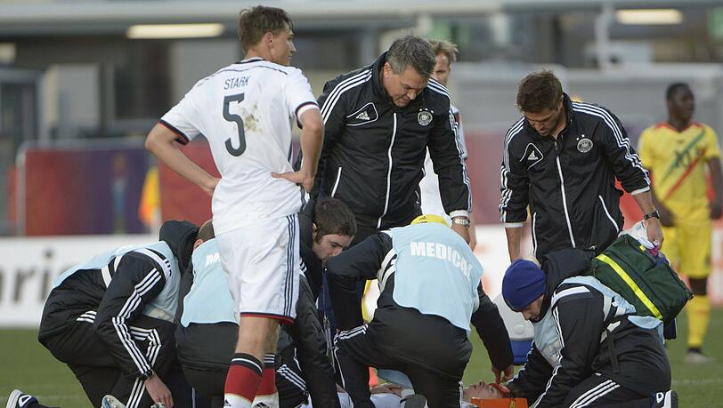 Schmerzhafter Abend für Julian Weigl: Erst muss er verletzt raus, dann scheidet seine U-20 Nationalelf im Elfmeterschießen gegen Mali aus. Schmerzhafter Abend für Julian Weigl: Erst muss er verletzt raus, dann scheidet seine U-20 Nationalelf im Elfmeterschießen gegen Mali aus.