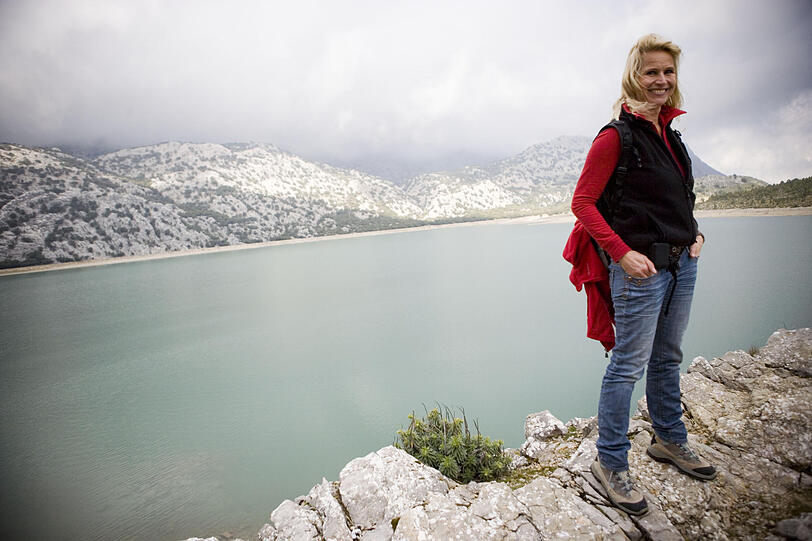 Wander-Lady Astrid zu Stolberg vor dem Panorama des Cuber-Stausees.