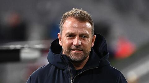 Münchens Trainer Hansi Flick kommt im Stadion an.