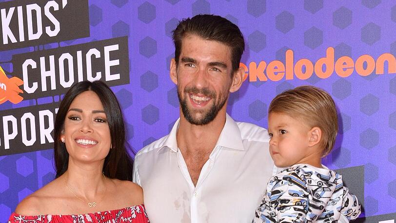 Nicole und Michael Phelps im Jahr 2018 mit ihrem erstgeborenen Sohn Boomer, der inzwischen der große Bruder von drei weiteren Söhnen ist.