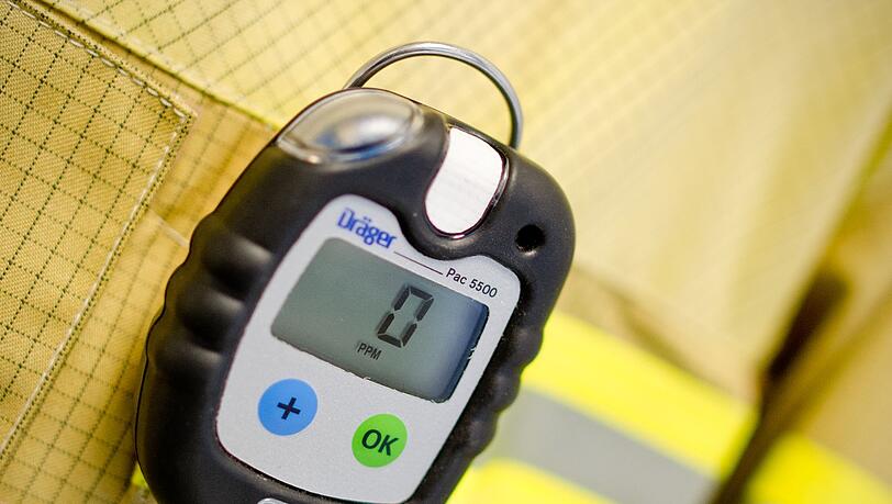 Mit einer Kohlenmonoxid-Vergiftung kommen die beiden ins Krankenhaus. (Symbolbild)