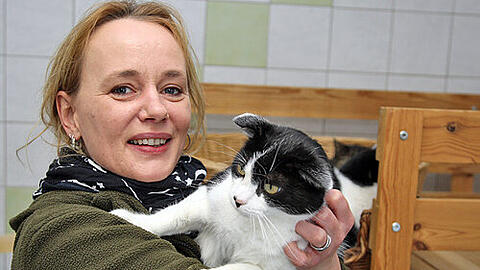Michaela Pfaff (40) mit einem ihrer Schützlinge. Im Tierschutzhaus leben etwa 70 Katzen.