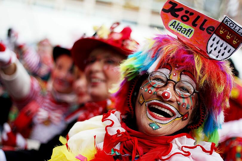 Kölle Alaaf! Bunte Clowns, Superman auf dem Weg zum Feiern, barocke Hochzeitsoufits. Köln steht heute Kopf! Sogar die Hunde werden hier verkleidet!