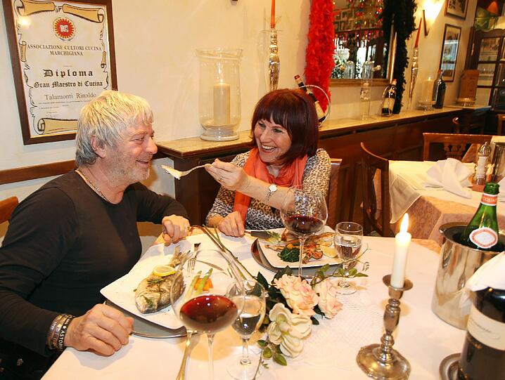 Liebe unter Gastronomen: Rinaldo und Roswitha Talamonti üben schon mal fürs Valentinsdinner in ihrem Ristorante.
