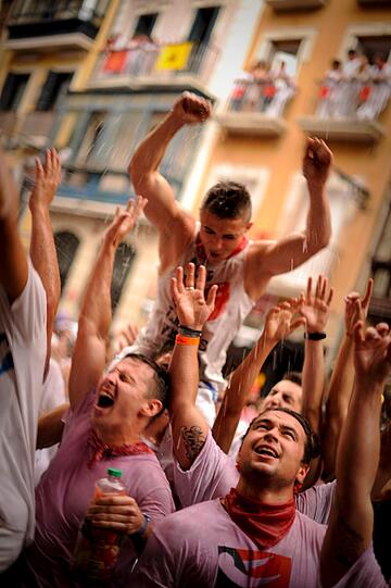 Busen, Bullen und Proteste: Das San Fermines Festival in Pamplona gehört ohne Zweifel zu den wildesten und verrücktesten Volksfesten der Welt - sehen Sie hier die besten Bilder.
