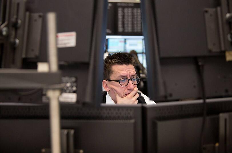 Sorgenvolle Blicke: Ein Händler an der Börse Frankfurt verfolgt die Nachrichten aus der Ukraine.