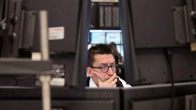 Sorgenvolle Blicke: Ein Händler an der Börse Frankfurt verfolgt die Nachrichten aus der Ukraine. Sorgenvolle Blicke: Ein Händler an der Börse Frankfurt verfolgt die Nachrichten aus der Ukraine.