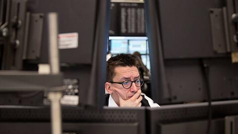 Sorgenvolle Blicke: Ein Händler an der Börse Frankfurt verfolgt die Nachrichten aus der Ukraine.