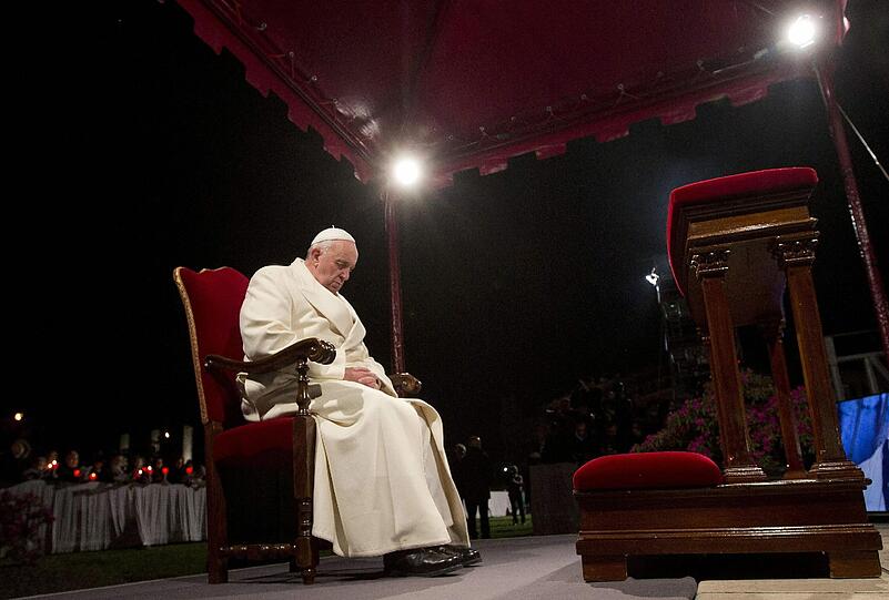 Gläubige beten gemeinsam mit dem Papst den Kreuzweg - die Bilder.