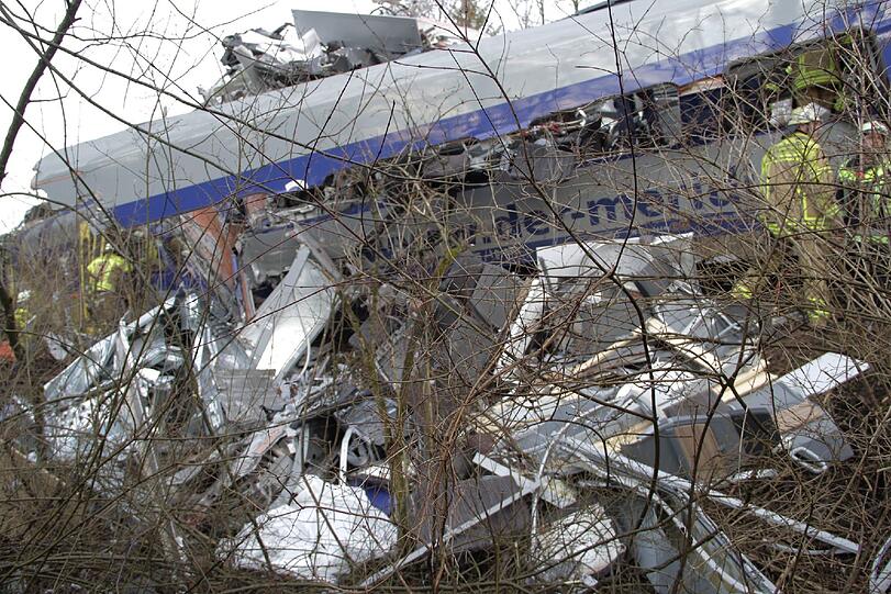 Die Meridian-Züge stießen frontal zusammen, Trümmer liegen überall verteilt im angrenzenden Wald.