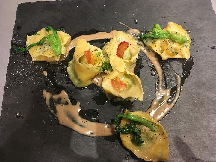 Hauptgericht: hausgemachte Tortelli mit wildem Borkolli und Sardellen.