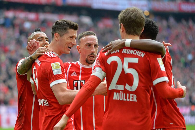ROBERT LEWANDOWSKI NOTE 1
Traf zunächst nach Kimmich-Flanke, dann verwertete er Alabas Volley-Zuspiel zum 3:0 (19.). Am Ende wurde es kurios: Jagte zunächst einen Elfmeter über das Tor  (86.), erzielte kurz darauf - wieder per Strafstoß - den 6:0-Endstand. Hat jetzt schon 23 Tore  in der Liga.
