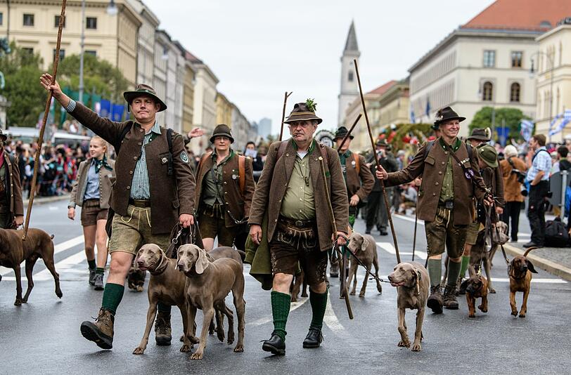 So ein Glück! Rechtzeitig zu Beginn des traditionellen Trachten- und Schützenzuges kam am Sonntag die Sonne raus.