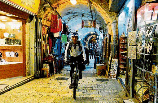 Man kann auf dem Mountainbike durch die Altstadt von Jerusalem fahren, ohne abzusteigen, aber nur abends.