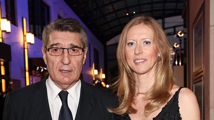 Rudi und Britta Assauer waren von 2011 bis 2013 verheiratet. Der Fußball-Manager starb 2019 im Alter von 74 Jahren an den Folgen seiner Alzheimer-Erkrankung.