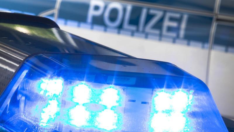 Ein Blaulicht auf dem Dach eines Polizeiwagens. Foto: Friso Gentsch/dpa/Archiv/Illustration Ein Blaulicht auf dem Dach eines Polizeiwagens. Foto: Friso Gentsch/dpa/Archiv/Illustration