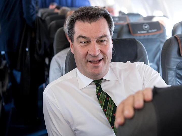 Markus Söder (CSU), Ministerpräsident von Bayern, sitzt kurz vor dem Start in einem Flugzeug. Foto: Sven Hoppe/dpa/Archivbild