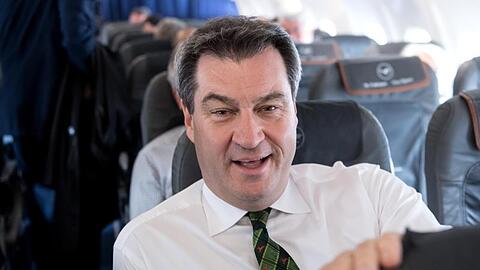 Markus Söder (CSU), Ministerpräsident von Bayern, sitzt kurz vor dem Start in einem Flugzeug. Foto: Sven Hoppe/dpa/Archivbild