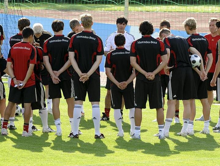 Bundestrainer Joachim Löw (M) schwört seine Spieler ein.