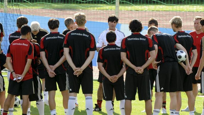 Bundestrainer Joachim Löw (M) schwört seine Spieler ein. Bundestrainer Joachim Löw (M) schwört seine Spieler ein.