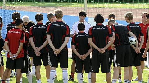 Bundestrainer Joachim Löw (M) schwört seine Spieler ein.