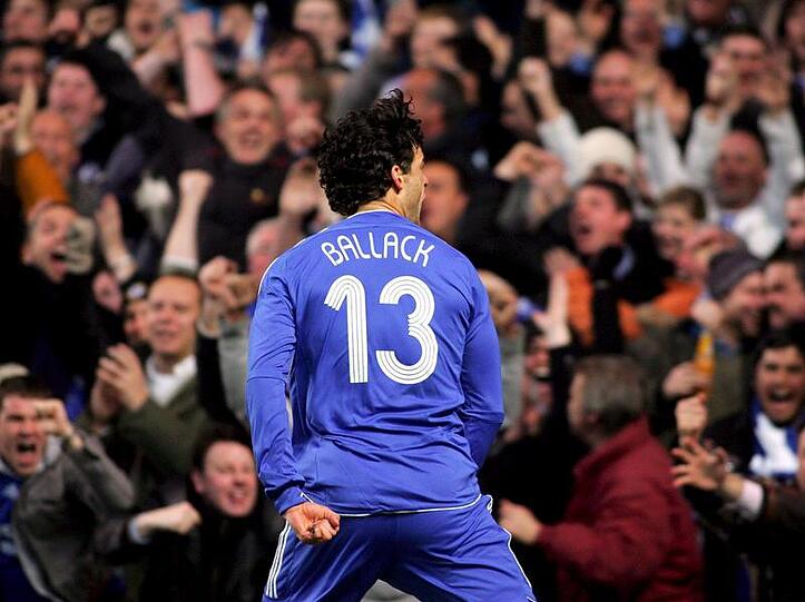 Michael Ballack wird von den Chelsea-Fans gefeiert.