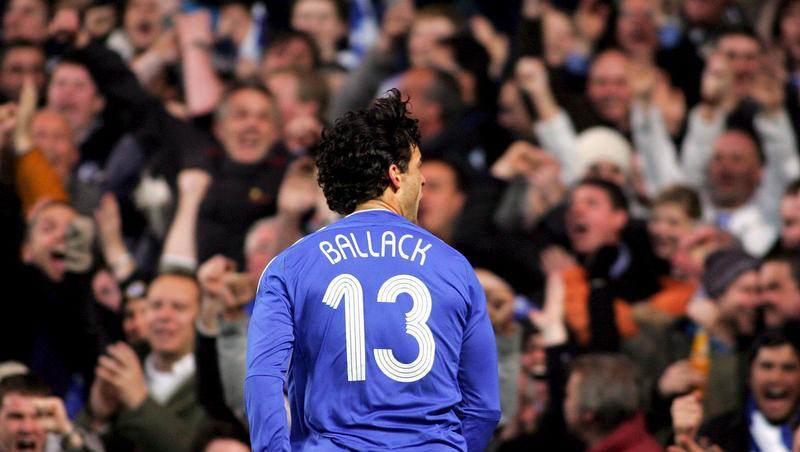 Michael Ballack wird von den Chelsea-Fans gefeiert. Michael Ballack wird von den Chelsea-Fans gefeiert.