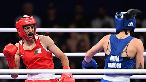 Die Boxerin Khelif aus Algerien hat eine Medaille sicher.