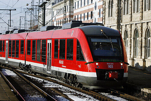 Einer von insgesamt 27 neuen Zügen der &bdquo;Mittelfrankenbahn&ldquo; bei der Einfahrt in den Nürnberger Hauptbahnhof.