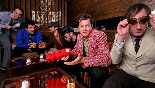 Electric Six - bei den Detroitern wird nicht nur der Gitarrenverstärker aufgedreht, sondern auch der Elektro-Sound aktiviert. Electric Six - bei den Detroitern wird nicht nur der Gitarrenverstärker aufgedreht, sondern auch der Elektro-Sound aktiviert.