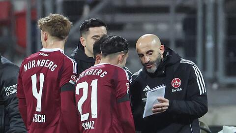 Javier Pinola (r) ist nun als Chef gefordert. (Archivbild)