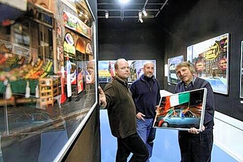 In die Streit-Zone geraten: Gerd Dollhopf (li.) und Herbert Liedel (re.) mit Gostenhof-Impressionen und Jim Albright im Museum Industriekultur.