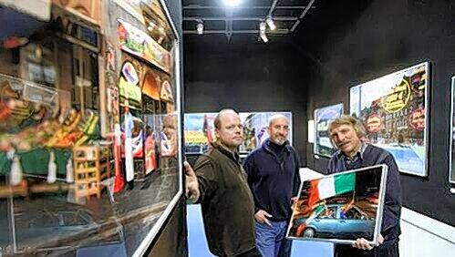 In die Streit-Zone geraten: Gerd Dollhopf (li.) und Herbert Liedel (re.) mit Gostenhof-Impressionen und Jim Albright im Museum Industriekultur. In die Streit-Zone geraten: Gerd Dollhopf (li.) und Herbert Liedel (re.) mit Gostenhof-Impressionen und Jim Albright im Museum Industriekultur.