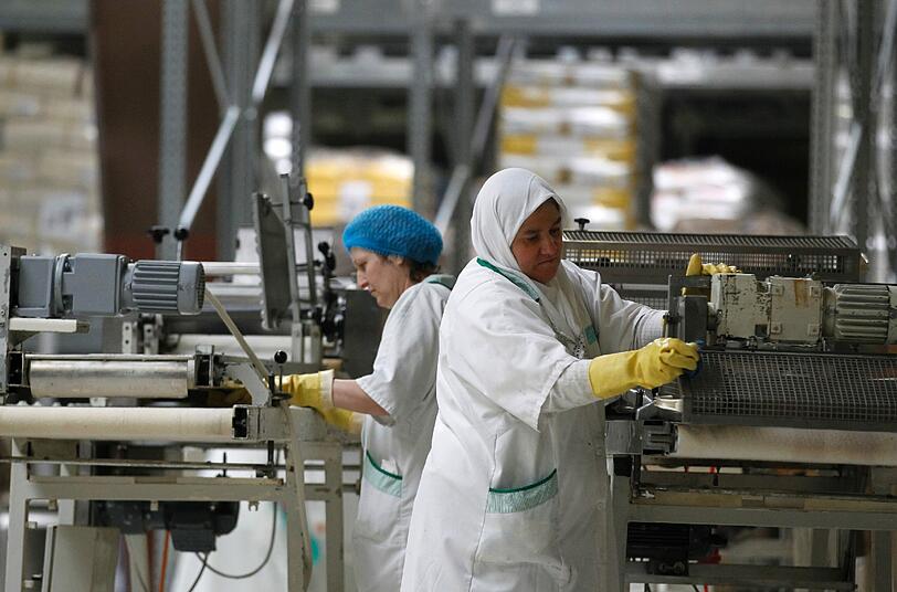 Mitarbeiter von Müller-Brot reinigen am Donnerstag (08.03.2012) im Produktionsgebäude der Müller-Brot GmbH in Neufahrn. Nach jahrelangen Hygieneproblemen hatten die Aufsichtsbehörden die Müller-Brot-Fabrik in Neufahrn bei München Ende Januar 2012 geschlossen. Wenige Wochen später meldete das Unternehmen Insolvenz an.