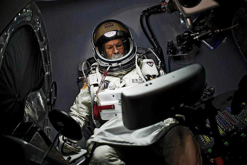 Felix Baumgartner checkt seine Instrumente.