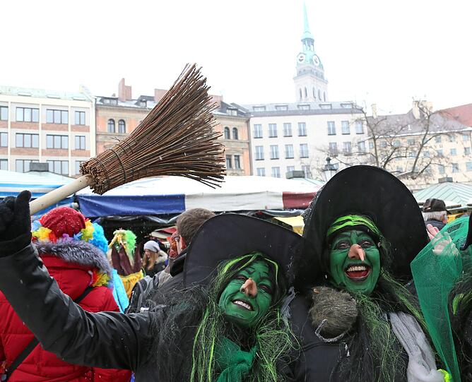 Faschingsdienstag am Viktualienmarkt.