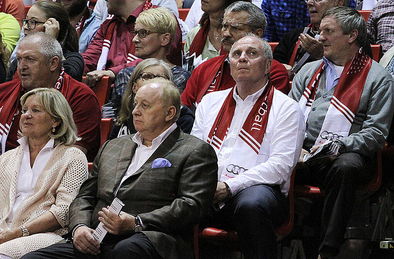 Am Mittwochabend waren Pep Guardiola und Uli Hoeneß zu Gast im Audi Dome. Verhindern konnten sie die Niederlage des FC Bayern aber nicht - gegen die Brose Baskets aus Bamberg liegen die Münchner nun 0:2 zurück.